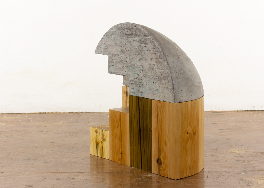 Sculpture de bois et de béton ayant la forme d'un dôme.