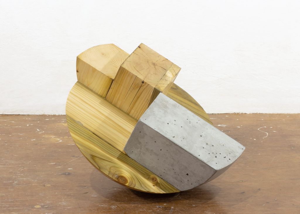 Sculpture ronde faite de bois et de béton. 