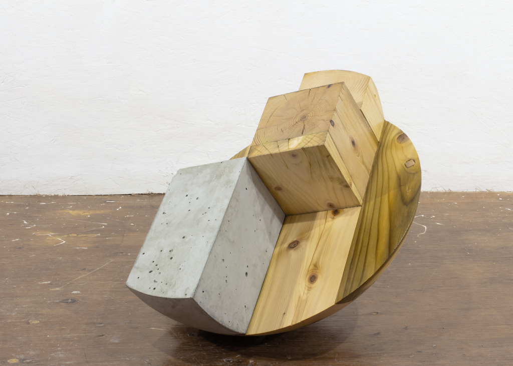 Sculpture ronde faite de bois et de béton. 