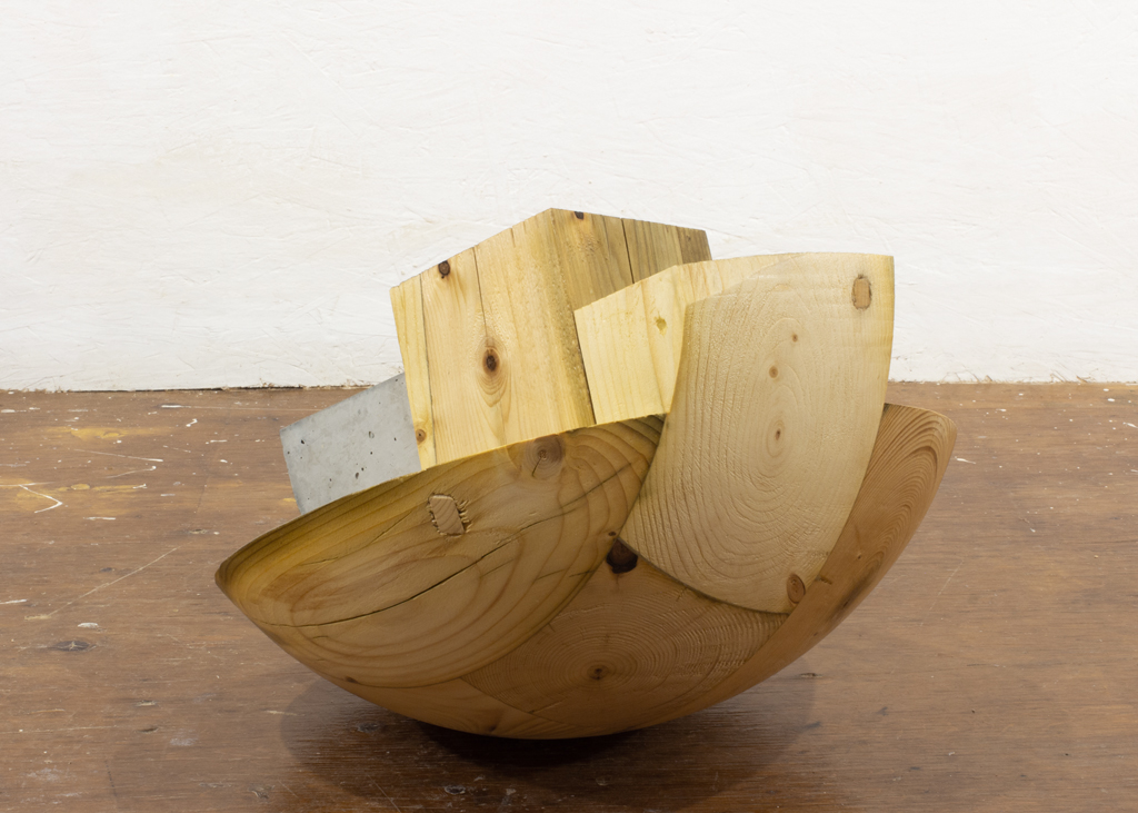 Sculpture ronde faite de bois et de béton. 