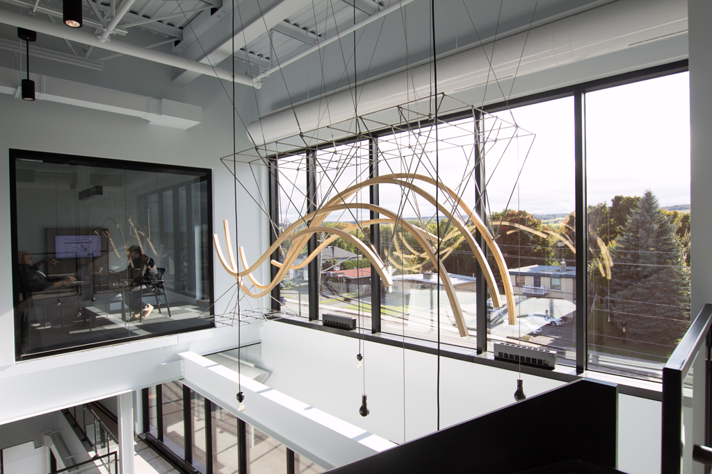 Espace géographique, œuvre suspendue de l'artiste François Mathieu à la MRC de Nouvelle-Beauce à Ste-Marie.