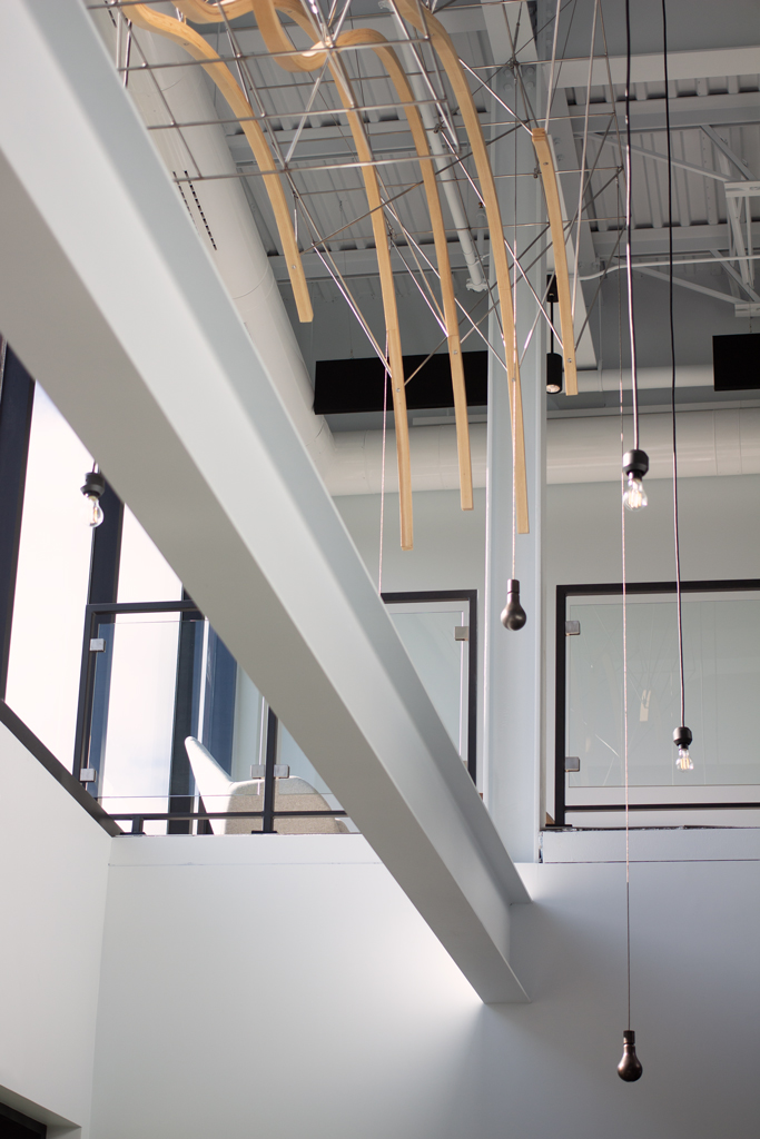 Détail de l'œuvre Espace géographique de l'artiste François Mathieu. On y voit les ampoules DEL fonctionnelles ainsi que les mêmes formes faites de bronze.