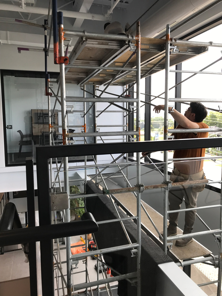 Montage des échafaudages pour installer l'œuvre Espace géographique de l'artiste François Mathieu à la MRC de Nouvelle-Beauce.