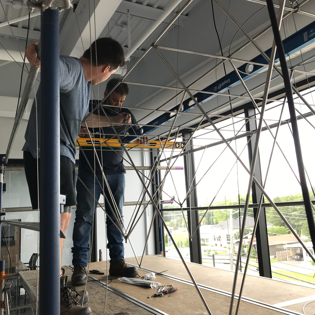 Installation de l'œuvre Espace géographique de l'artiste François Mathieu à la MRC de Nouvelle-Beauce, par l'équipe de Ludovic Boney.