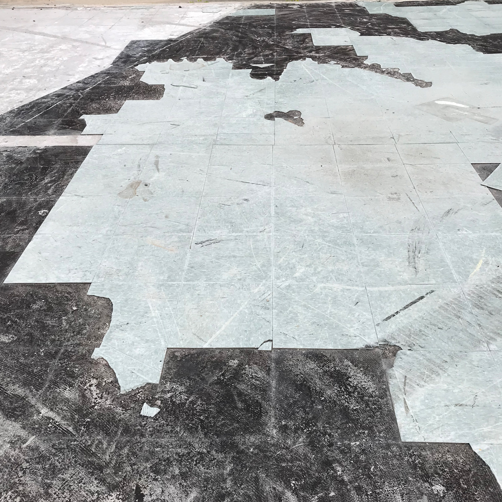 Dalle de béton subsistant après la démolition du centre administratif régional à Ste-Marie. On y voit la trame des tuiles de linoléum qui ramènent à l'échelle humaine des lieux.