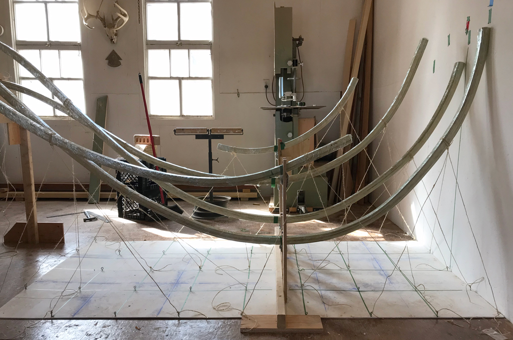 Œuvre de François Mathieu en cours de réalisation. Les cordes servent à positionner la structure d'acier inoxydable qui sera réalisée dans un autre atelier.