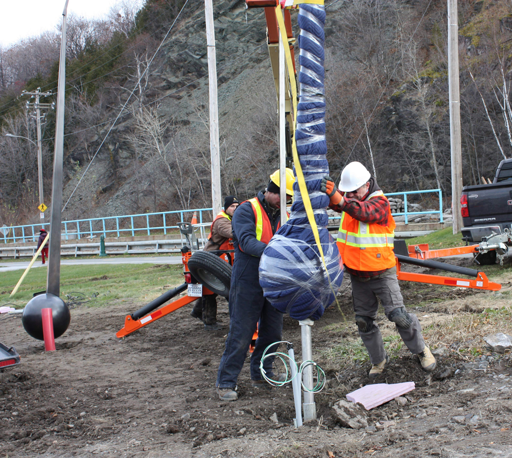 Installation de sculptures de bronze en les enfilant dans des pieux vissés, pour obtenir un rendu parfaitement discret.