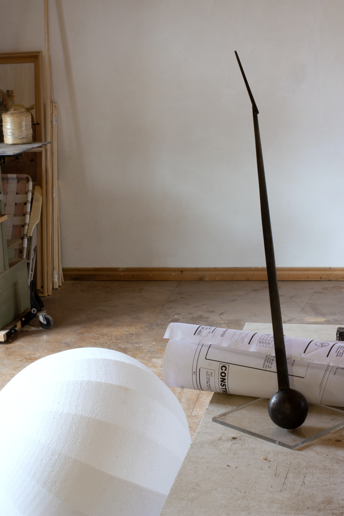 La maquette d'une sculpture accompagnée d'une sphère de styromousse à l'échelle de la sculpture à produire. Après façonnage, elle sera moulée puis refaite en bronze.