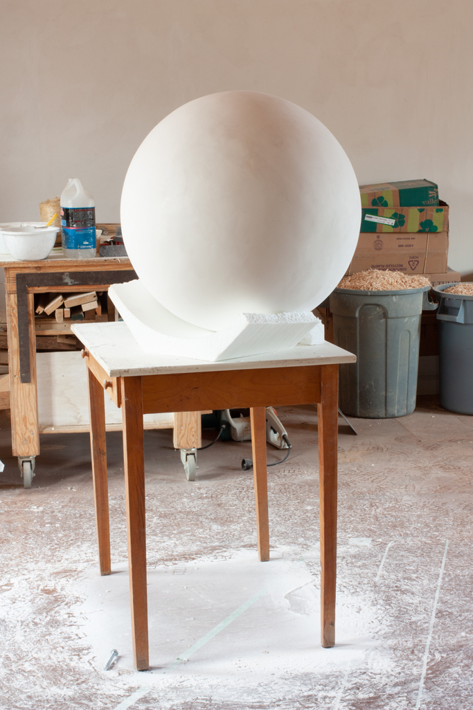 Une sphère de plâtre de l'artiste François Mathieu, fabriquée comme modèle pour en faire une sculpture de bronze.