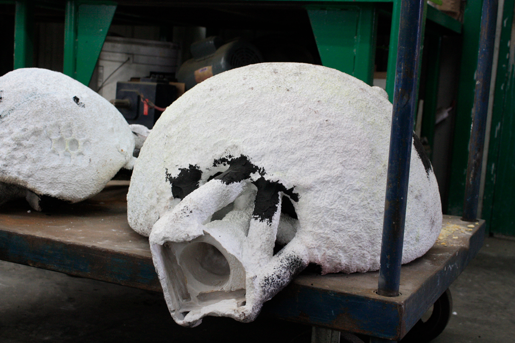 Des moules de céramique destinées à la fonderie d'art. On perçoit la forme d'une demi-sphère ainsi que le chemin de coulée et les évents.