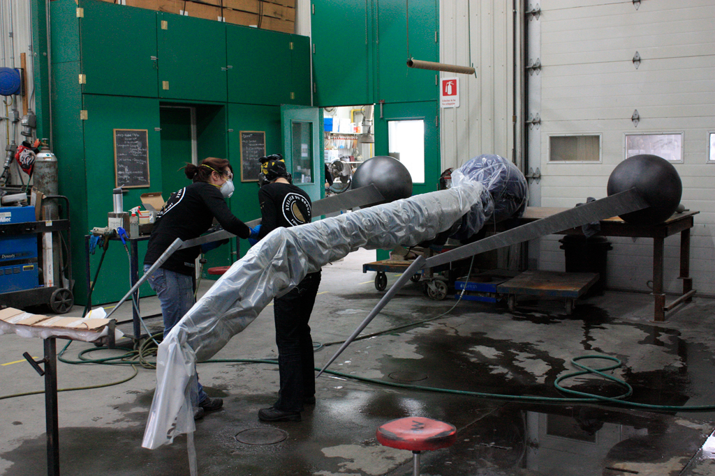 Les expertes de l'Atelier du bronze appliquant la patine finale sur de grandes sculptures de François Mathieu. 