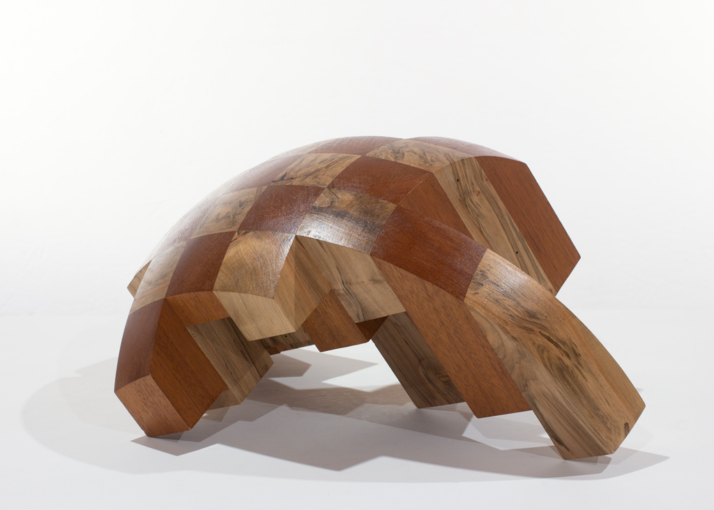 Sculpture demi-ronde exécutée dans un collage d'érable ambrosia et d'acajou.