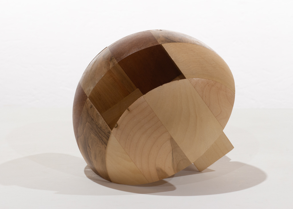 Sculpture de forme hémisphérique, composée de plusieurs essences de bois alternées.