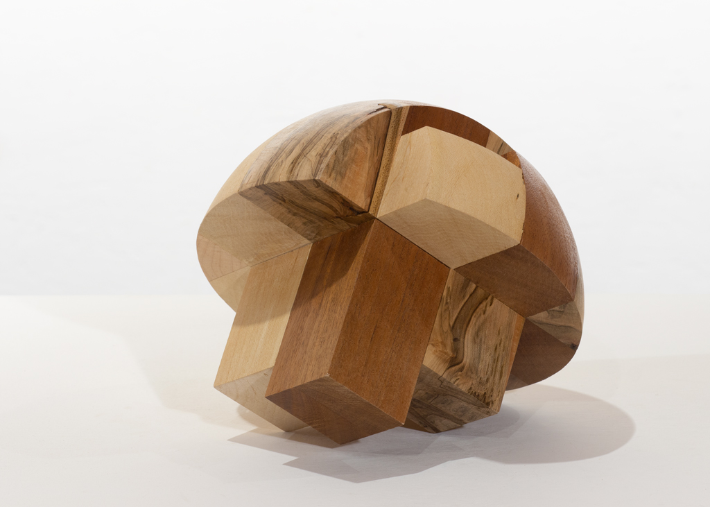 Sculpture de forme hémisphérique, composée de plusieurs essences de bois alternées.
