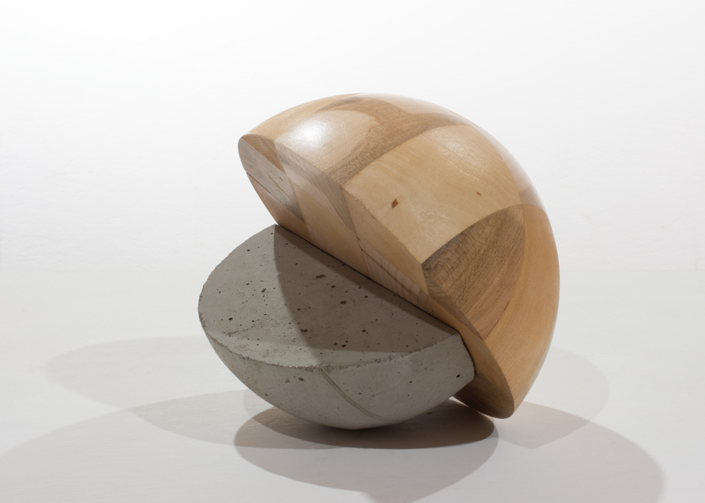 Sculpture ronde composée de bois et de béton haute-résistance.