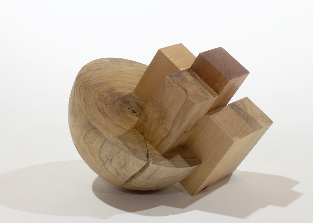 Sculpture partiellement ronde, composée de plusieurs essences de bois.