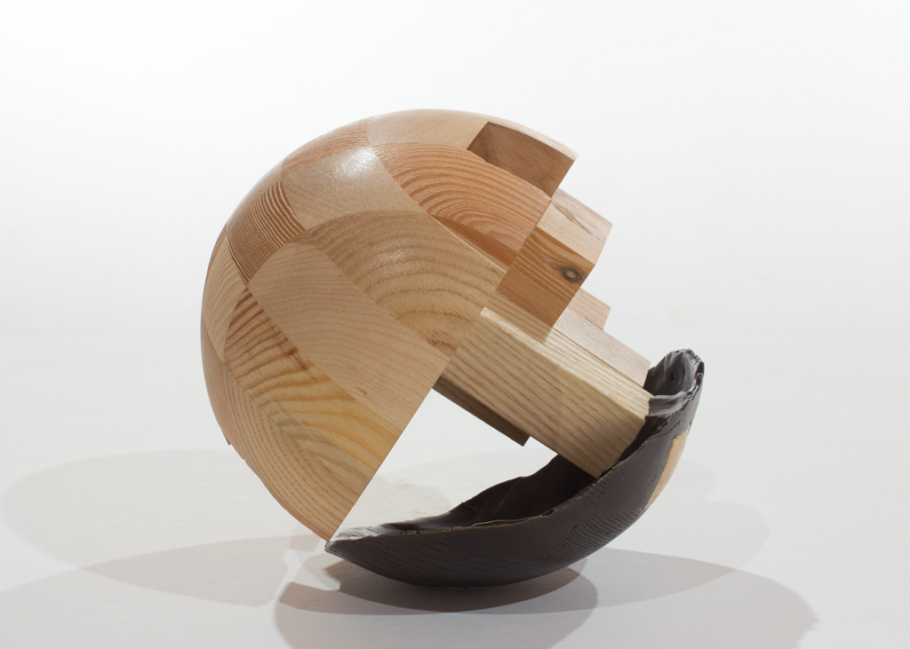 Sculpture ronde composée de bois aux essences alternées puis de bronze.