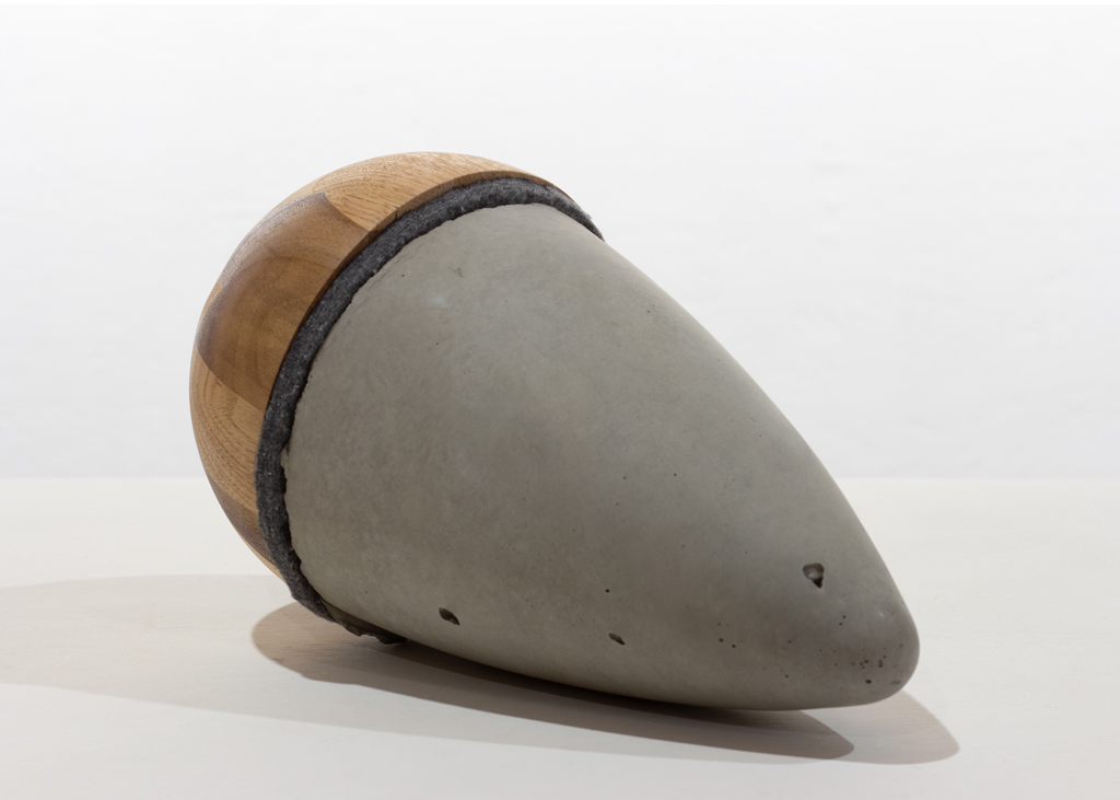 Sculpture de bois tourné, prolongée en forme d'ogive par une section de béton haute-résistance.