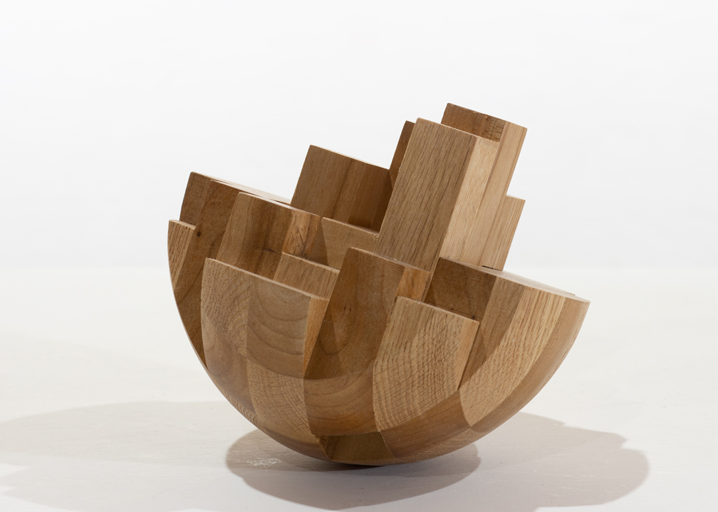 Sculpture hémisphérique faite de bois aux essences alternées en forme de damier.