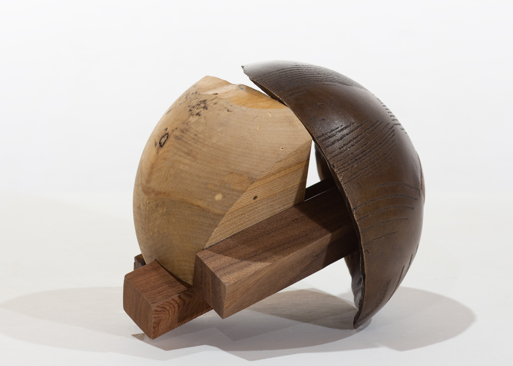 Sculpture ronde faite de bronze et de bois aux essences variées.