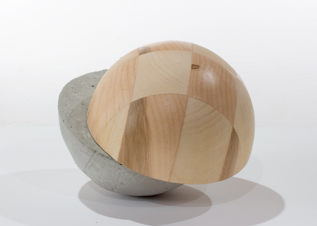 Sculpture ronde composée moitié bois et moitié béton