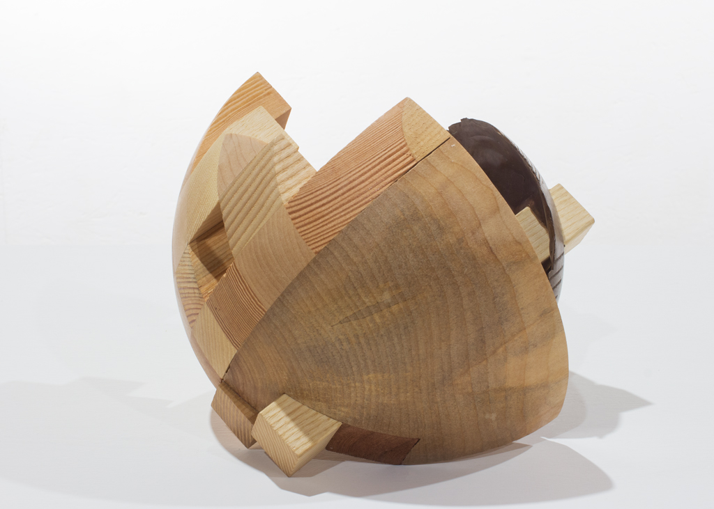 Sculpture ronde faite de bronze et de bois aux essences variées.