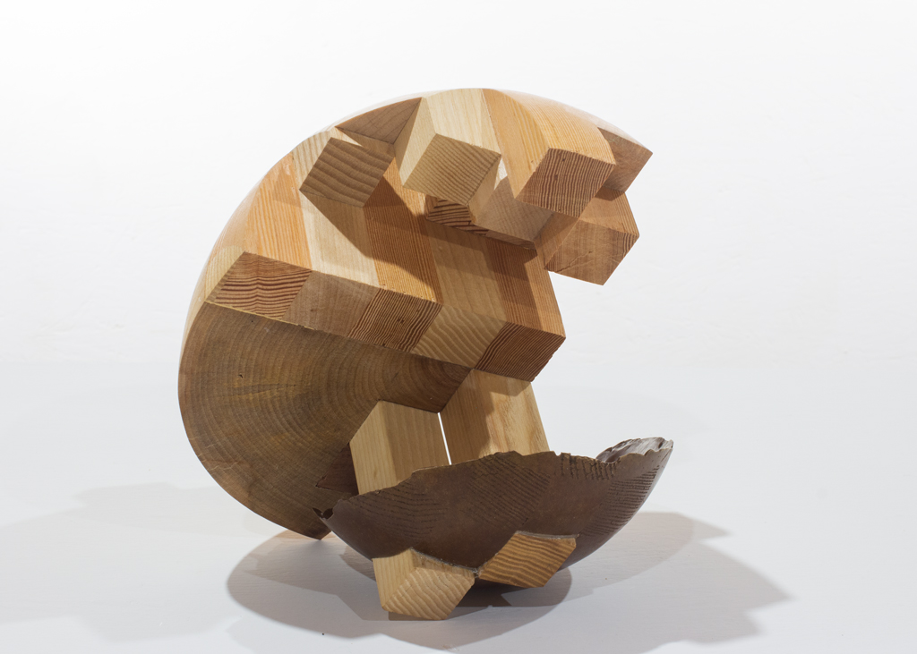 Sculpture ronde faite de bronze et de bois aux essences variées.