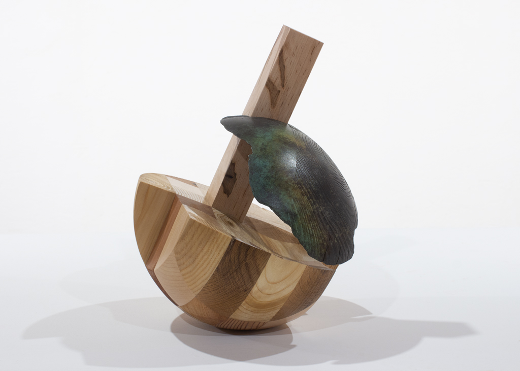 Sculpture ronde faite d'assemblages de bois de diverses essences et de bronze