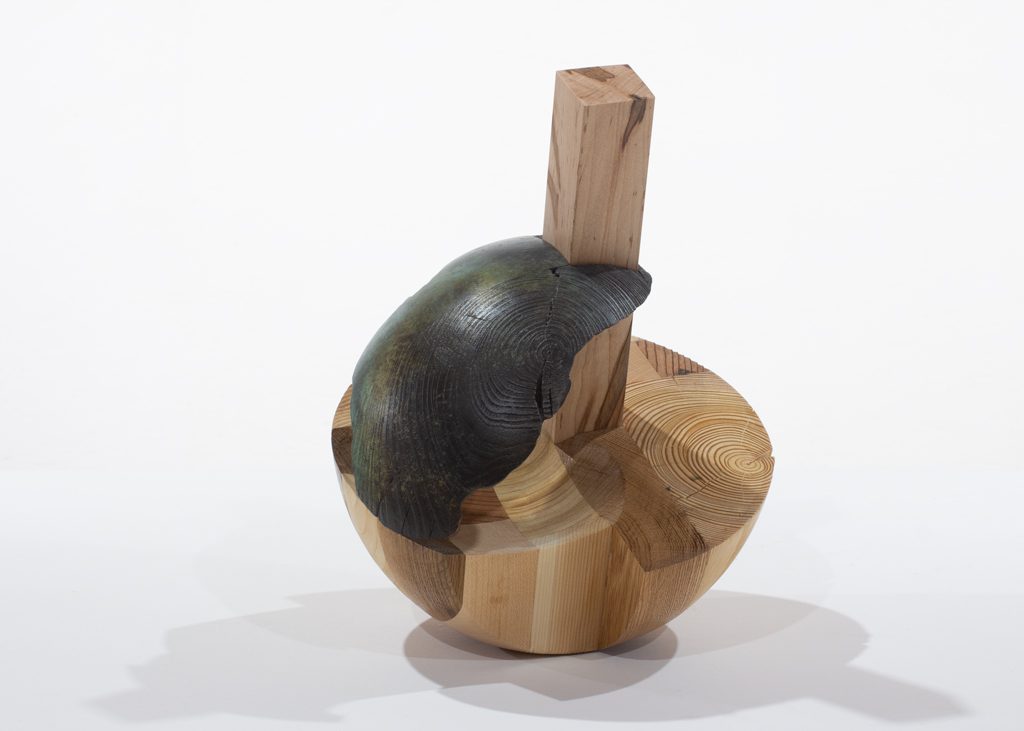 Sculpture ronde faite d'assemblages de bois de diverses essences et de bronze