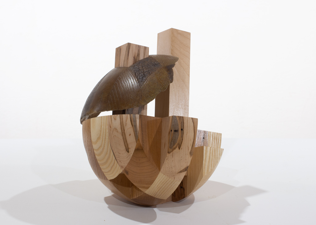 Sculpture ronde faite d'assemblages de bois de diverses essences et de bronze