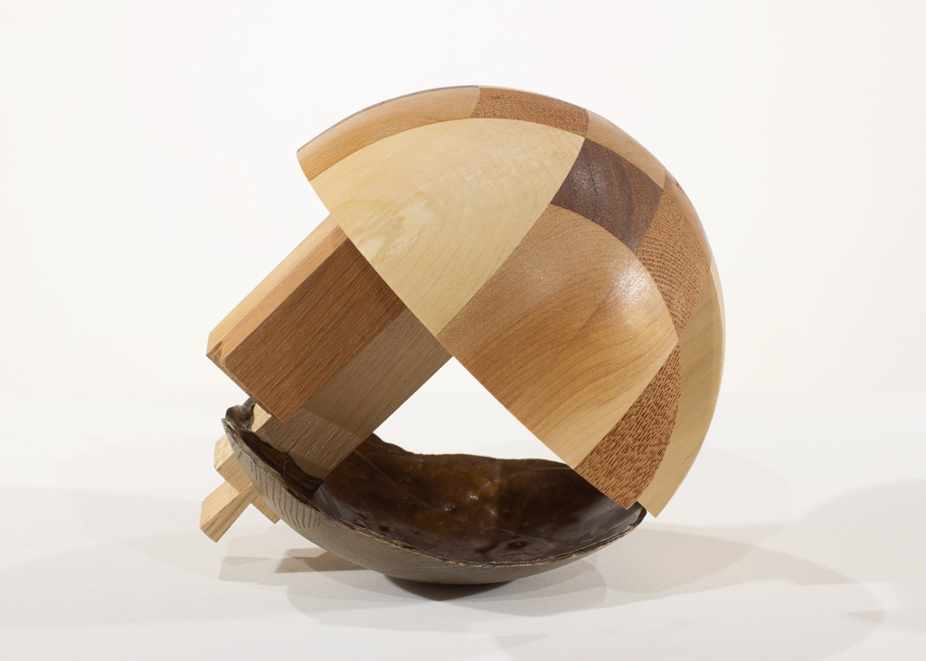 Sculpture ronde faite d'assemblages de bois de diverses essences et de bronze