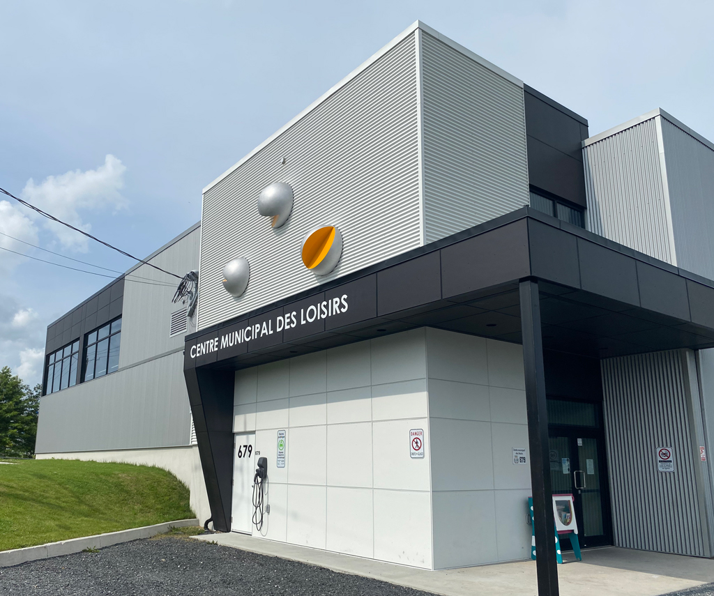 Sculptures murales présentant des formes rondes tronquées. L'intérieur des entailles est peint d'un jaune très vif alors que l'extérieur a un fini d'aluminium ciré.