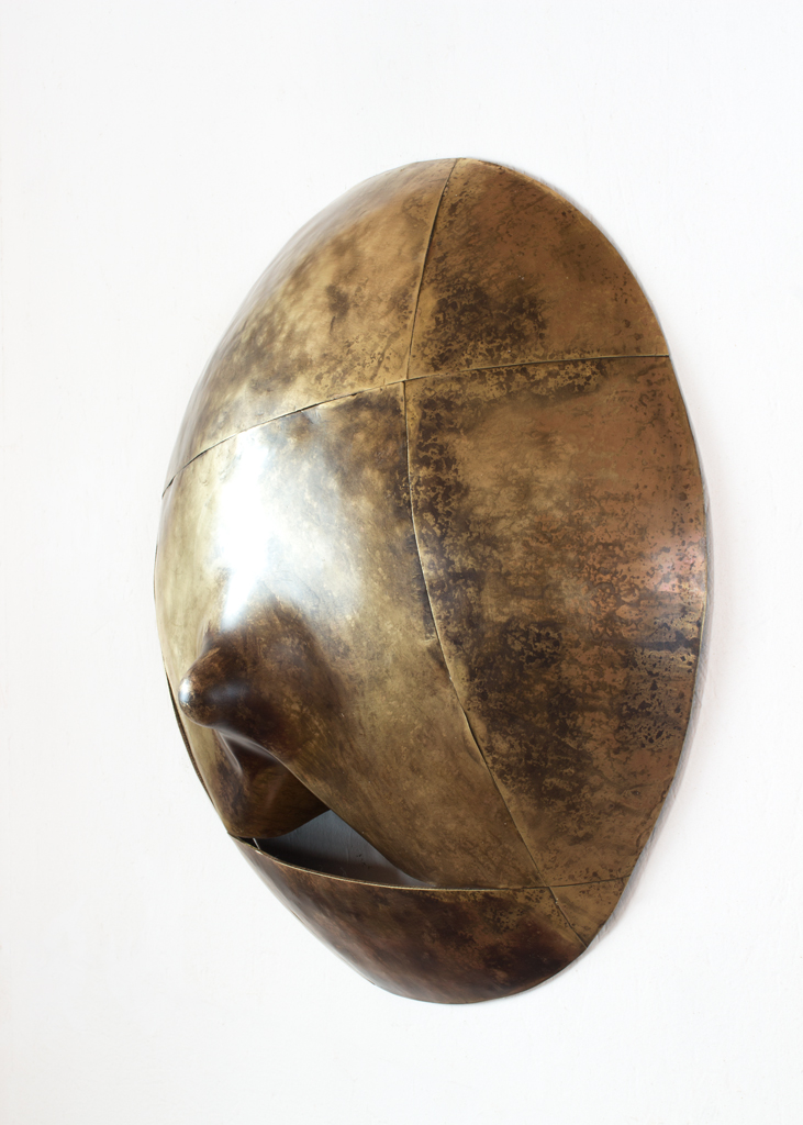 Œuvre murale de laiton chaudronné, dont on peut voir la réalisation sur l'image précédente. 