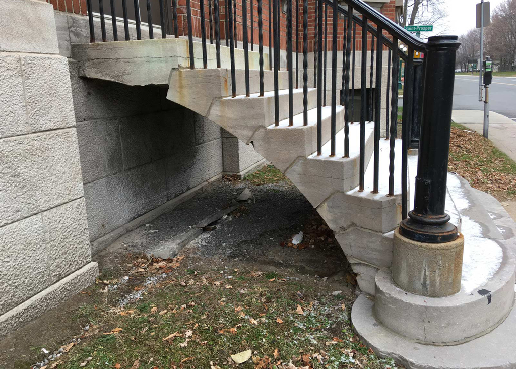 Escalier de maçonnerie assemblé comme une voûte, illustrant la répartition des charges le long d'un arc.