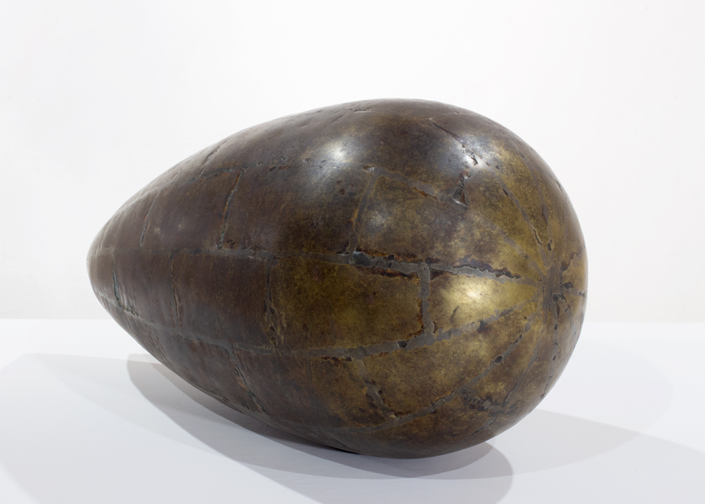 Sculpture de laiton chaudronné en forme d'ogive.