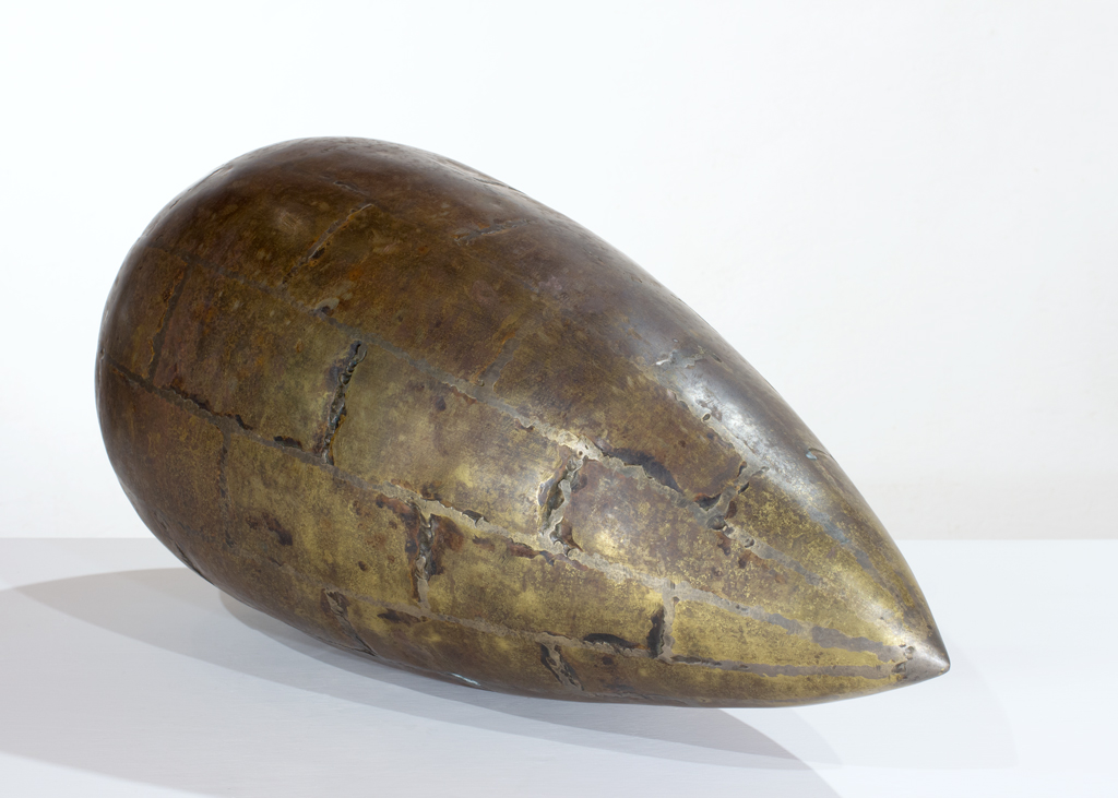 Sculpture de laiton chaudronné en forme d'ogive.