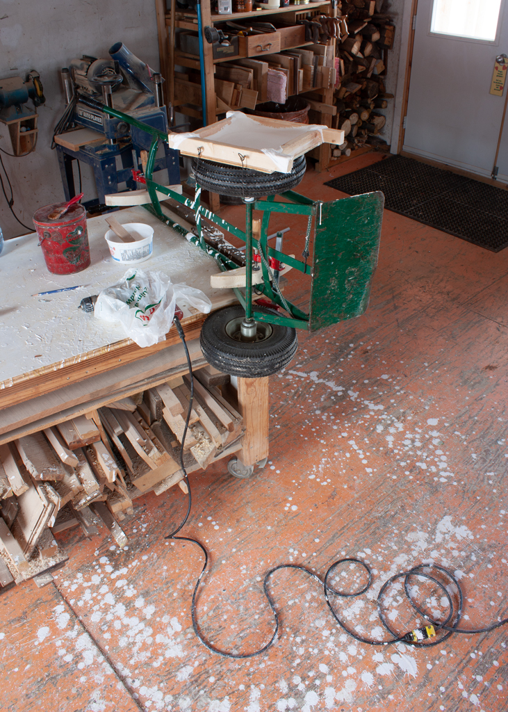 Dispositif servant à faire tourner un moule carré rempli de plâtre liquide.