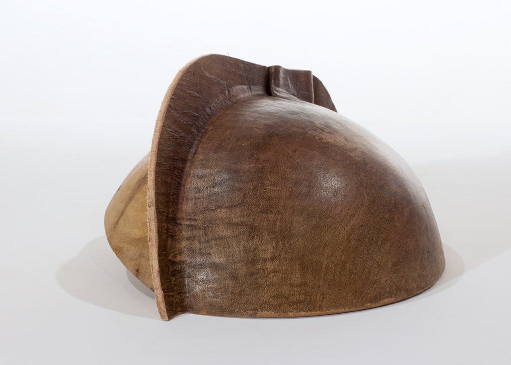 Petite sculpture en forme de dôme. Une partie est faite de cuir végétal formé, l'autre en bois sculpté.