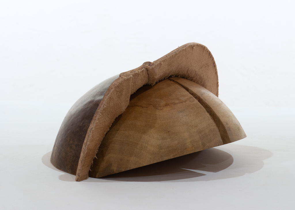 Petite sculpture en forme de dôme. Une partie est faite de cuir végétal formé, l'autre en bois sculpté.