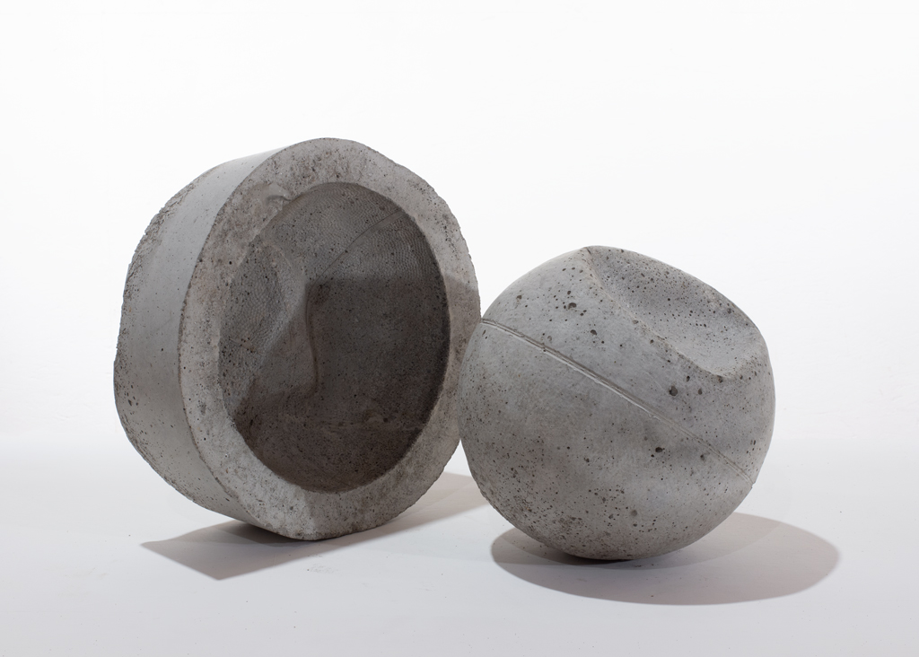 Sculpture - moulage d'un ballon de basketball crevé.