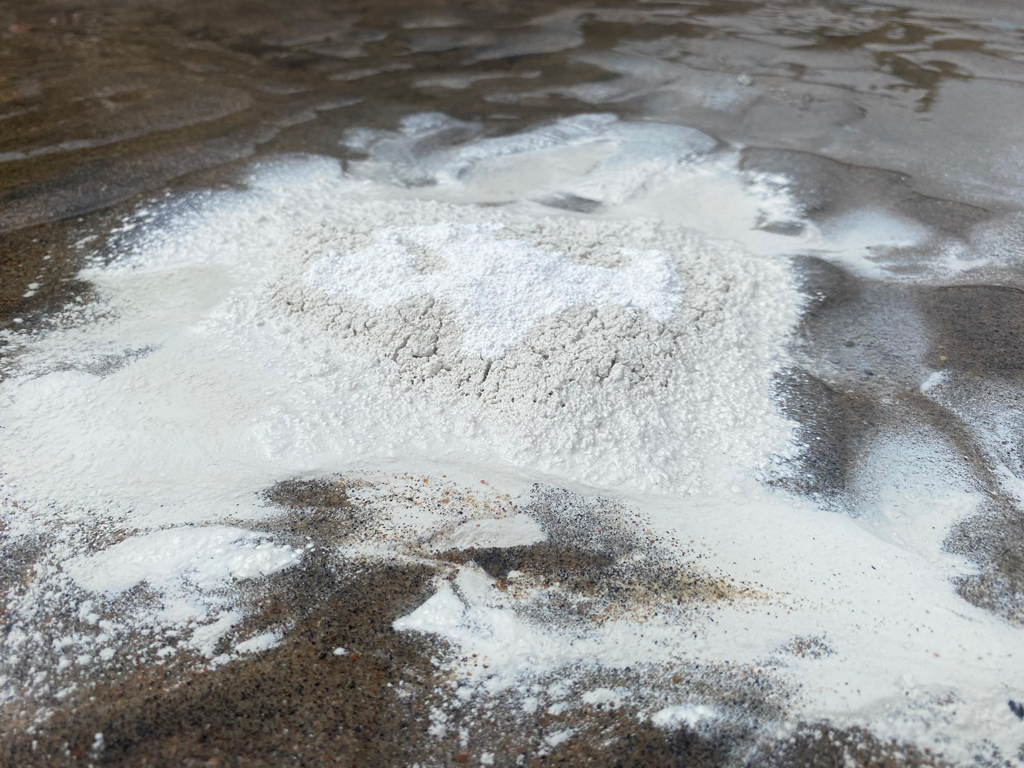 Plâtre répandu sur les reliefs d'une plage de sable.