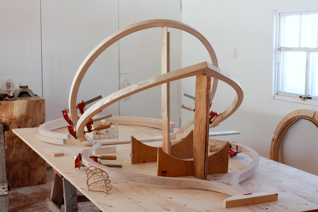 Étape d'assemblage des sculptures, montées sur un gabarit.