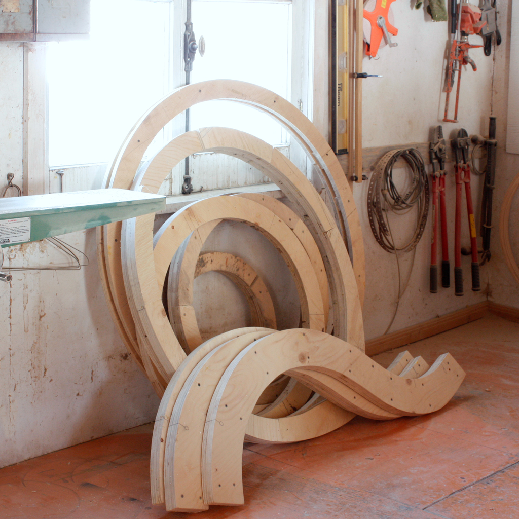 Grands anneaux de contreplaqué servant de gabarits de collage.