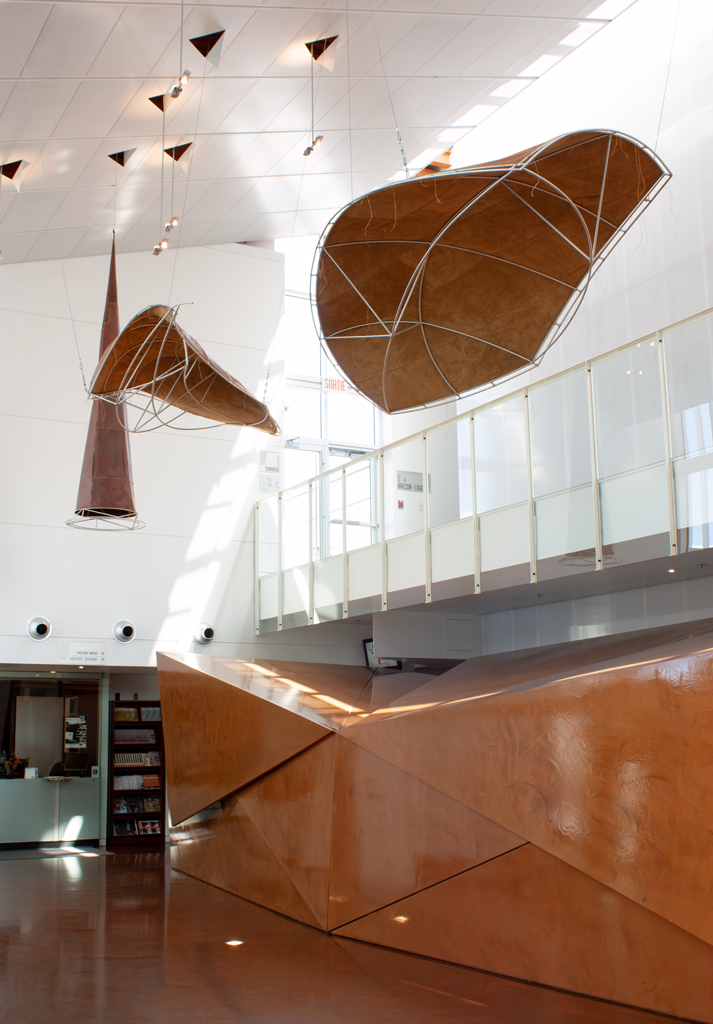 Installation suspendue formée de trois éléments dans la foyer d'une salle de spectacle.
Les trois modules sont faits de cuir, tendu sur des armatures d'aluminium.