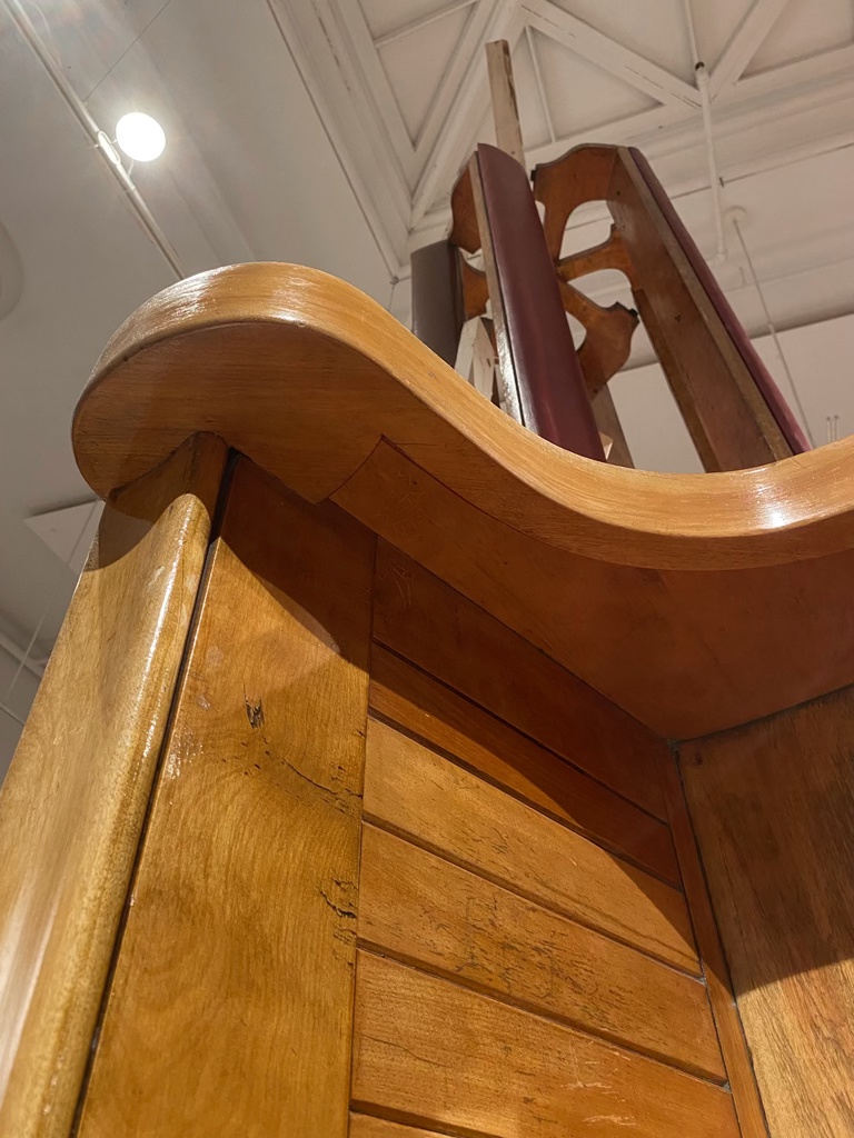 Détail d'une sculpture faite d'un assemblage de bancs d'église et de 2x4 d'épinette.