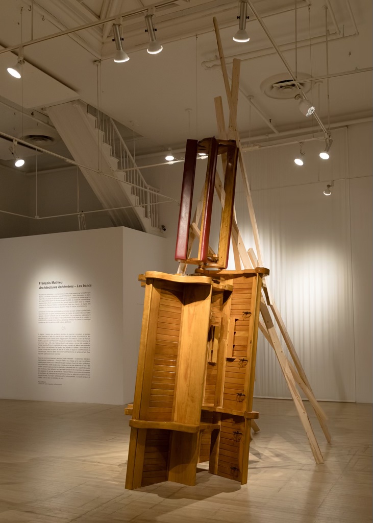 Sculpture faite d'un assemblage de bancs d'église et de 2x4 d'épinette.