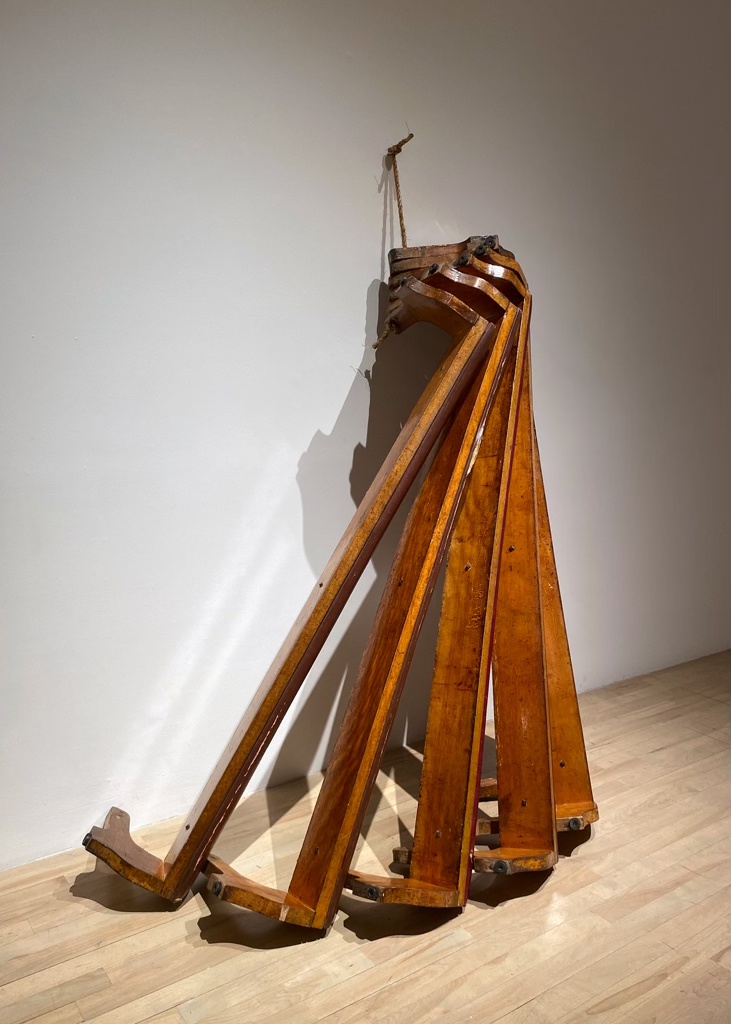 Sculpture faite d'un assemblage d'agenouilloirs d'église.