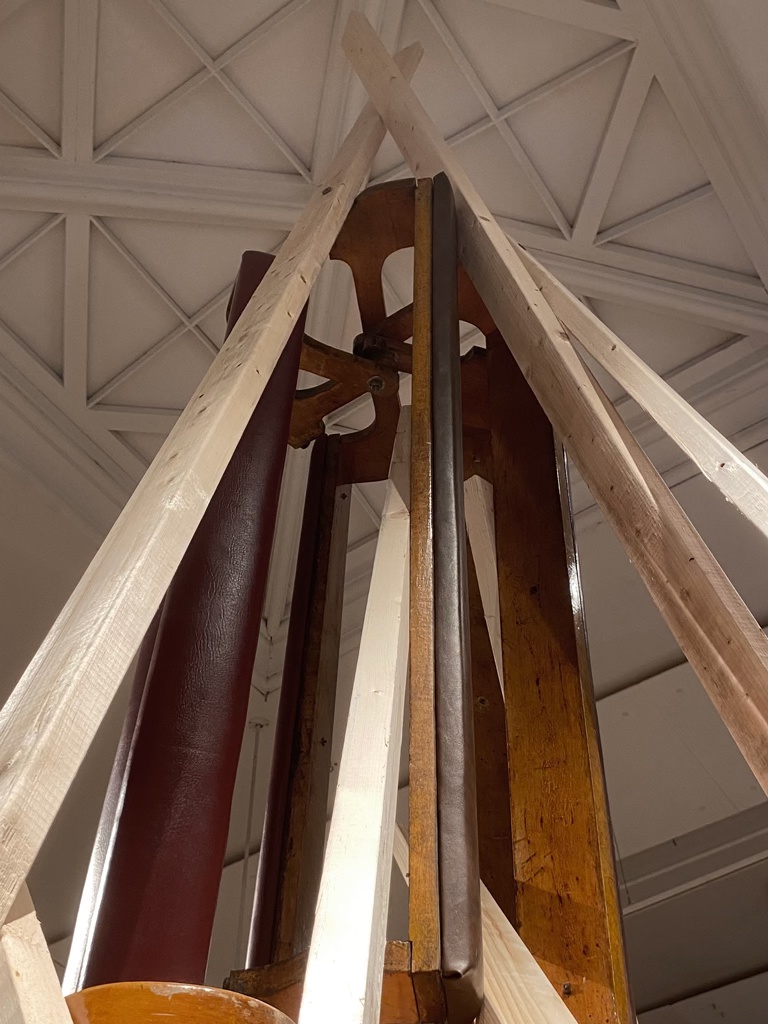 Détail d'une sculpture faite d'un assemblage de bancs d'église et de 2x4 d'épinette.