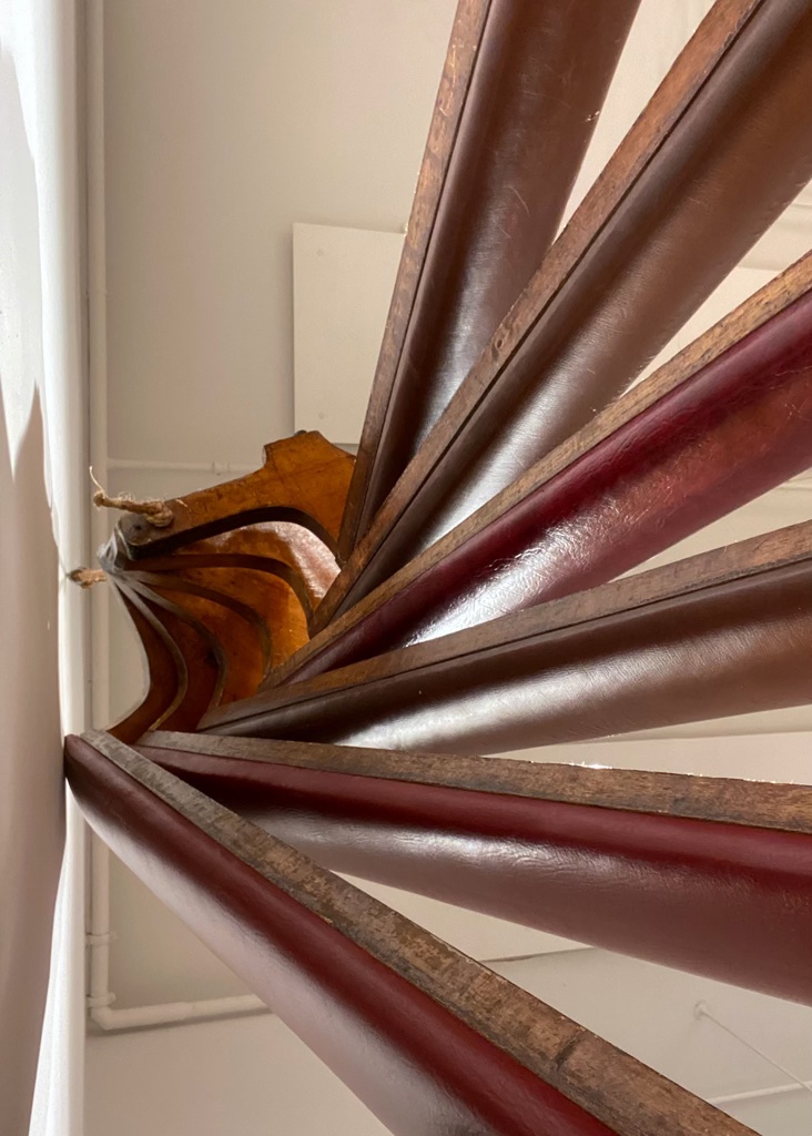 Détail d'une sculpture faite d'un assemblage d'agenouilloirs d'église.