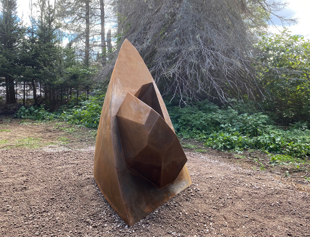 La sculpture se montre maintenant, arborant une section qui semble avoir glissé vers l'extérieur.